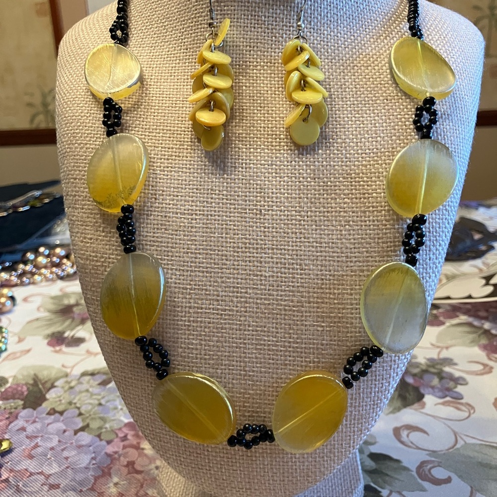 LEMON YELLOW ACRYLIC NECKLACE WITH BLACK BEADED DETAILS PIERCED EARRINGS